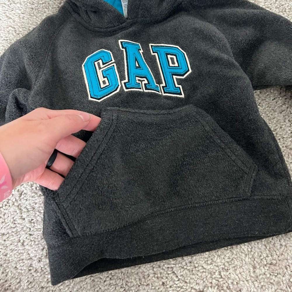 🔹GAP: Boy size 12-18 M, charcoal logo w/royal blue hoodie w/front pocket🔹 - Picture 6 of 9